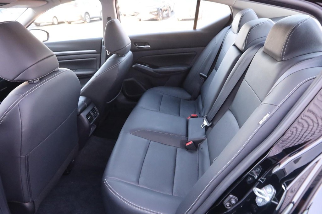 Nissan Altima Vehicle Image 10