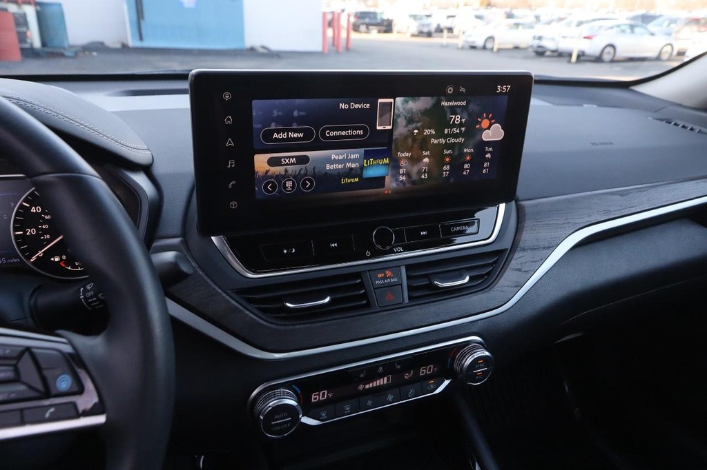 Nissan Altima Vehicle Image 15