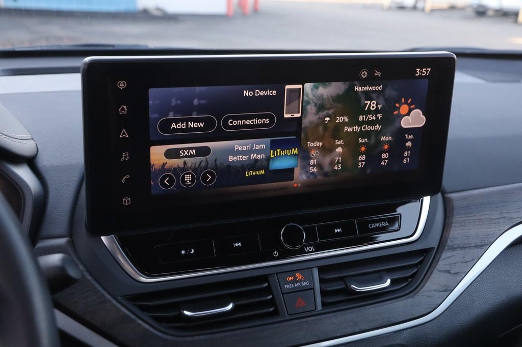 Nissan Altima Vehicle Image 16