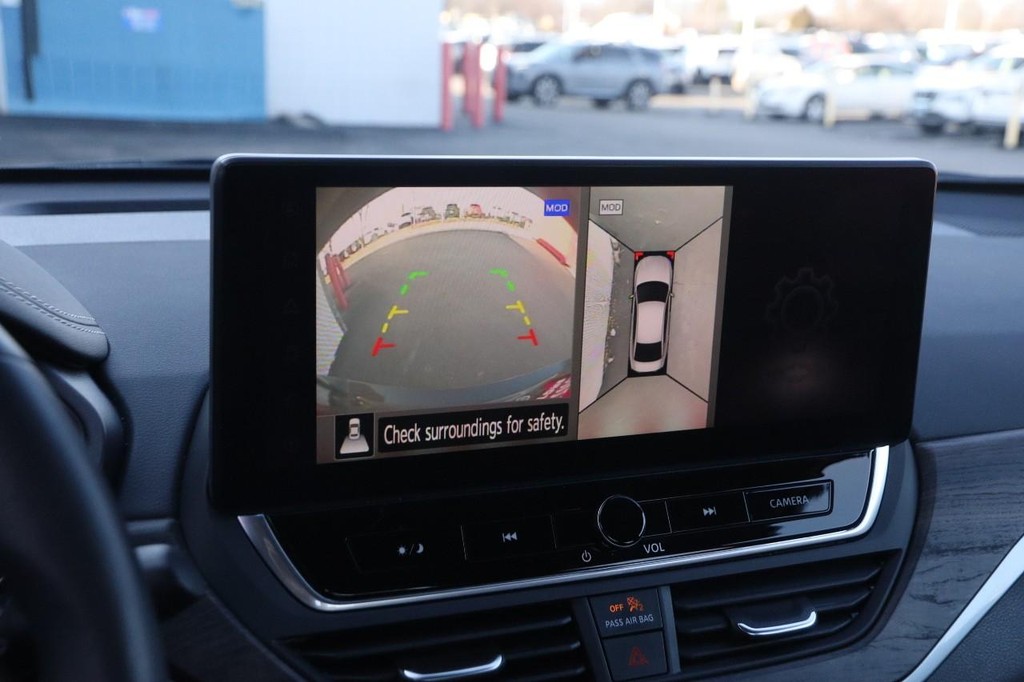 Nissan Altima Vehicle Image 17