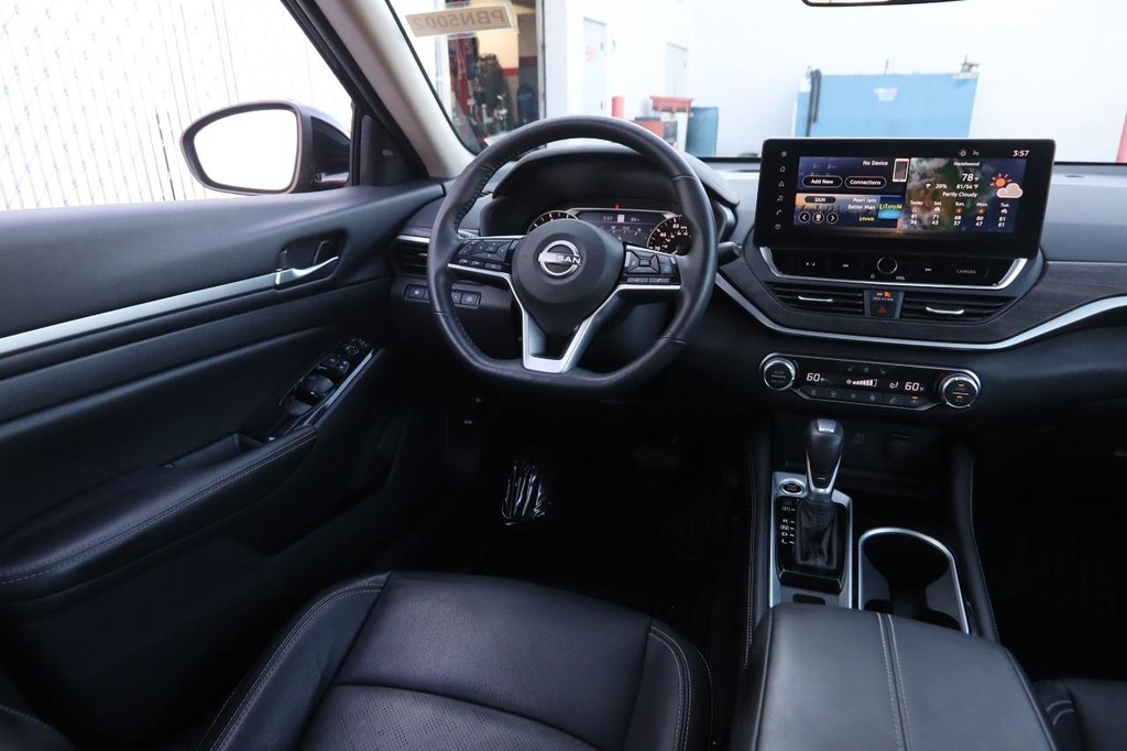 Nissan Altima Vehicle Image 21