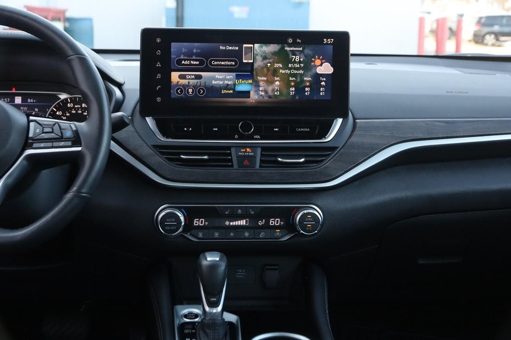 Nissan Altima Vehicle Image 23