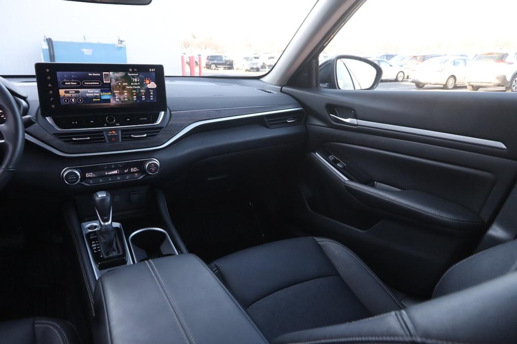 Nissan Altima Vehicle Image 24