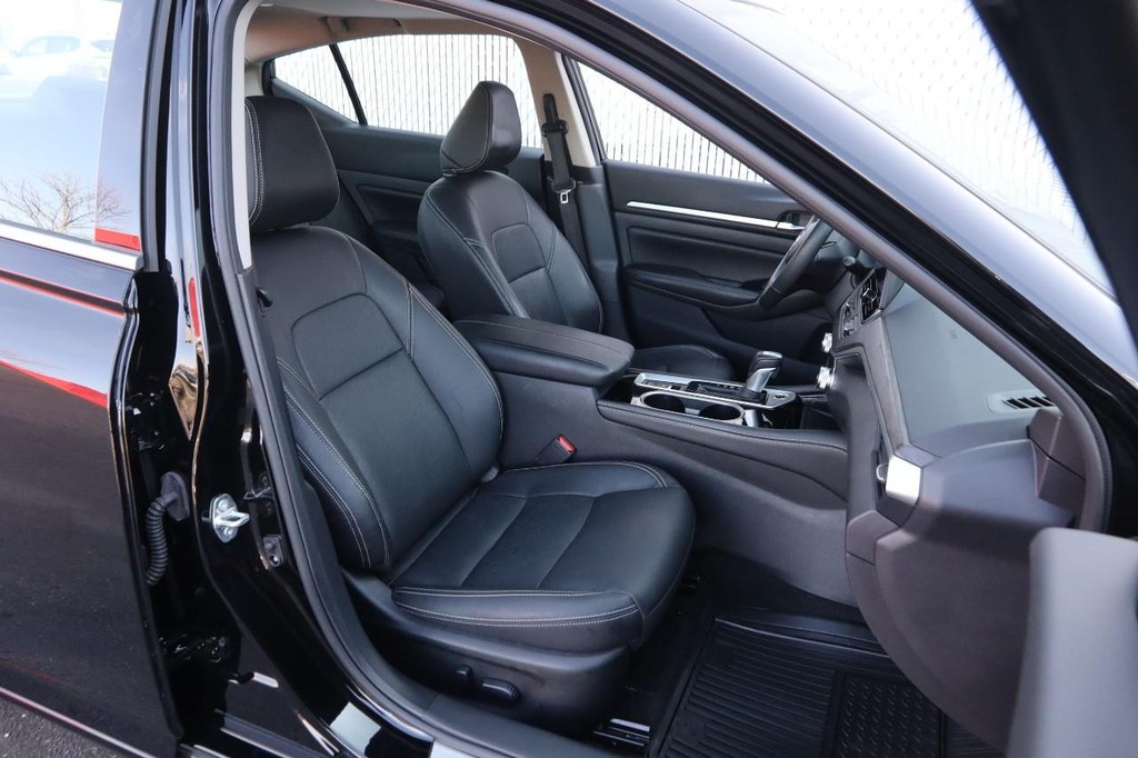 Nissan Altima Vehicle Image 25