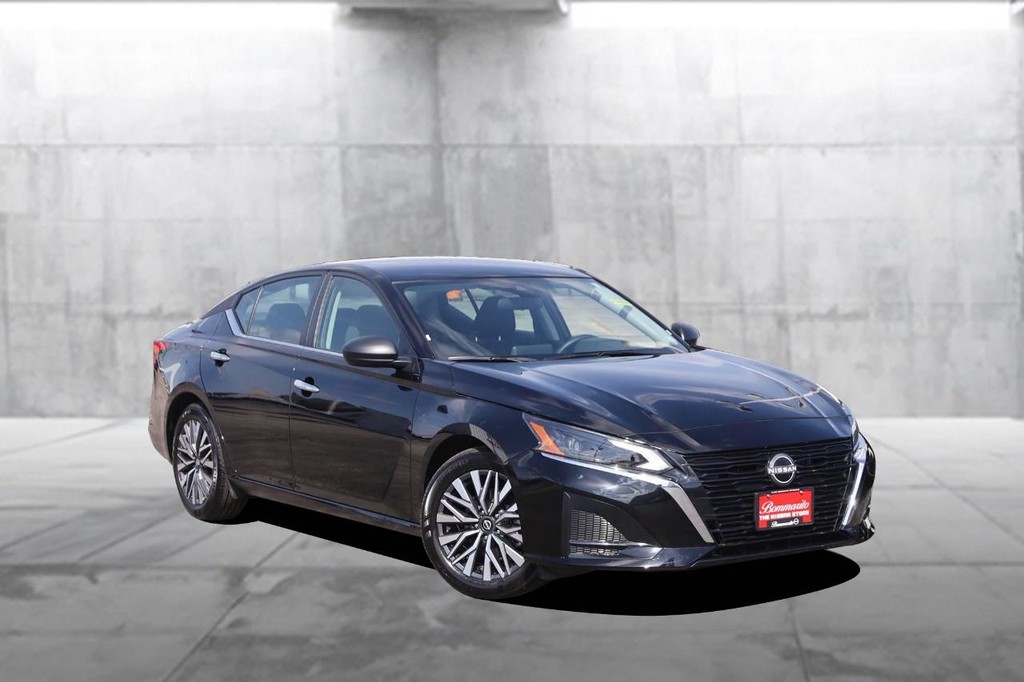 Nissan Altima Vehicle Image 02