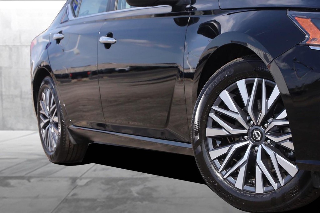 Nissan Altima Vehicle Image 03