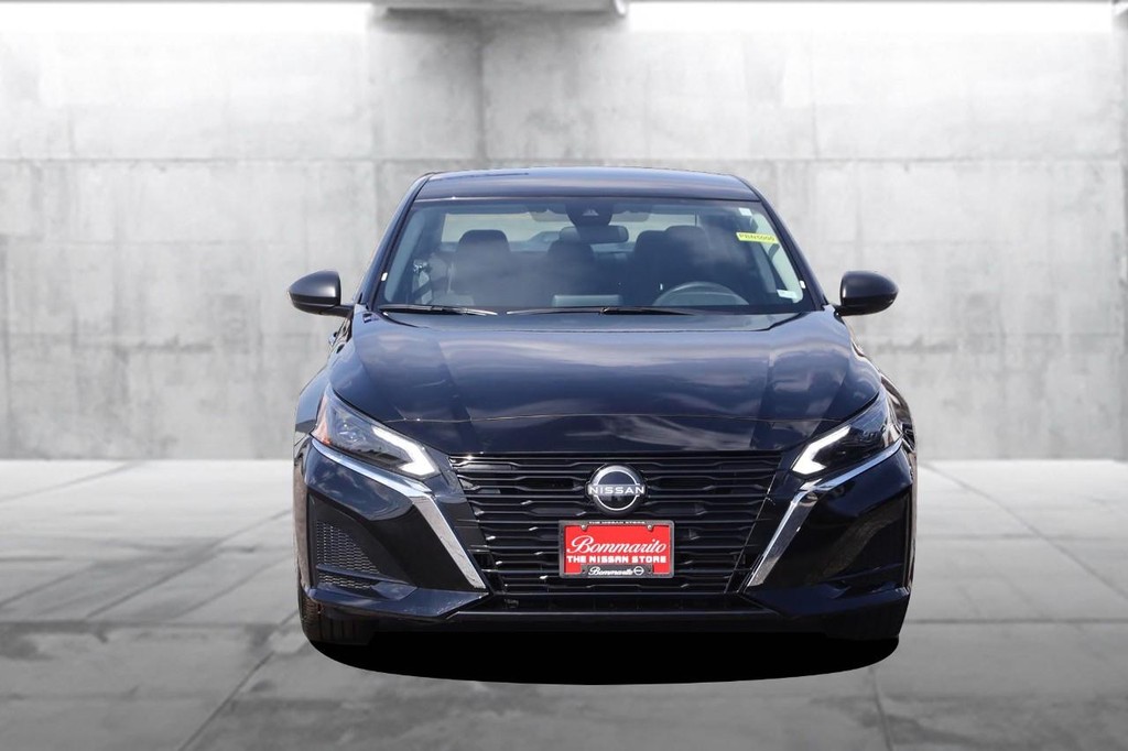 Nissan Altima Vehicle Image 04