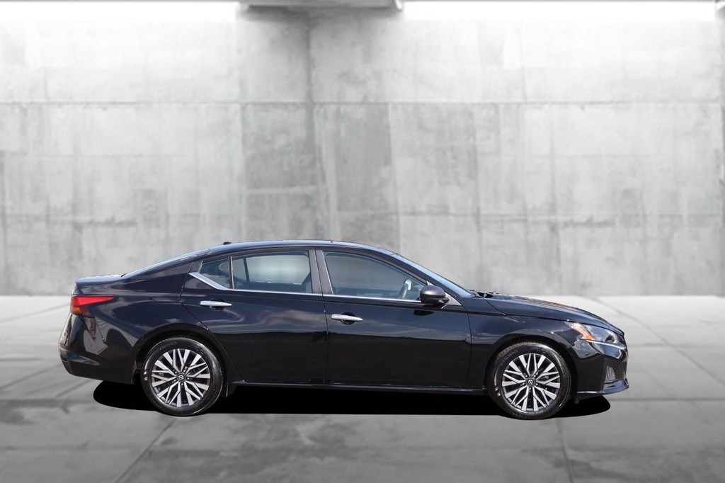 Nissan Altima Vehicle Image 05