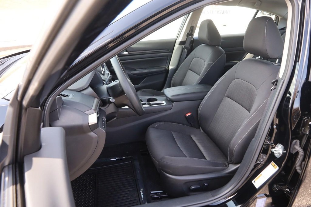 Nissan Altima Vehicle Image 08