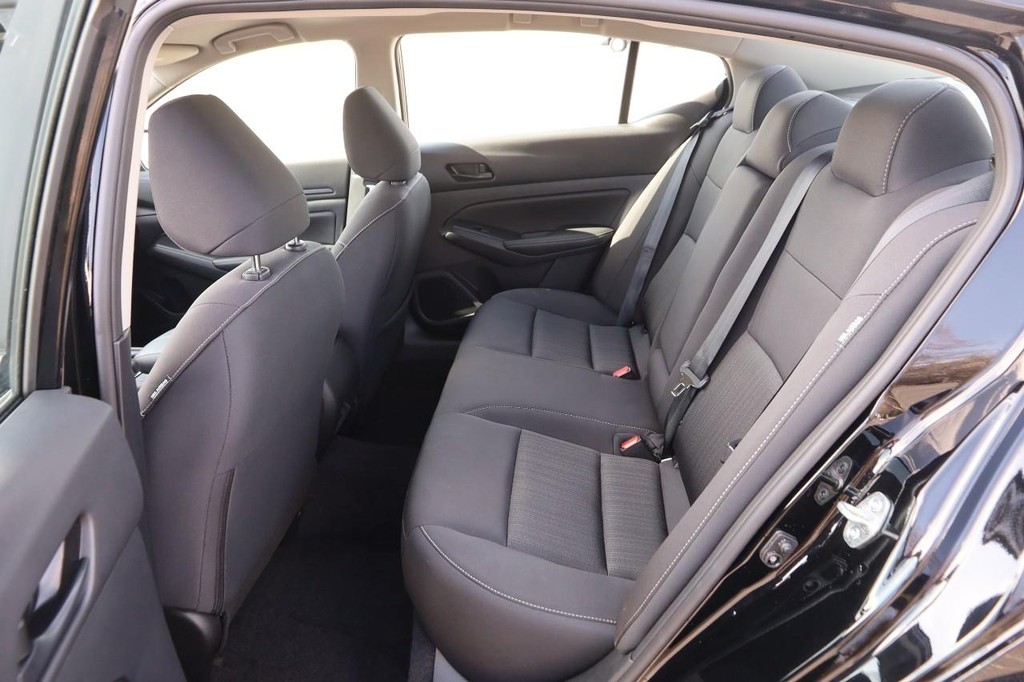 Nissan Altima Vehicle Image 09