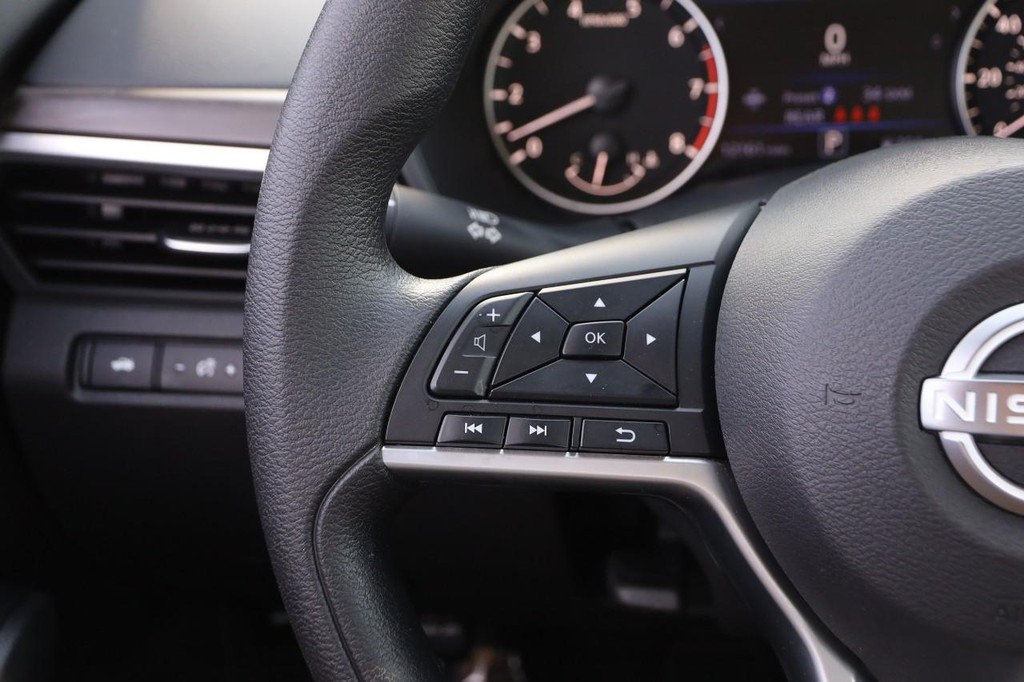 Nissan Altima Vehicle Image 11