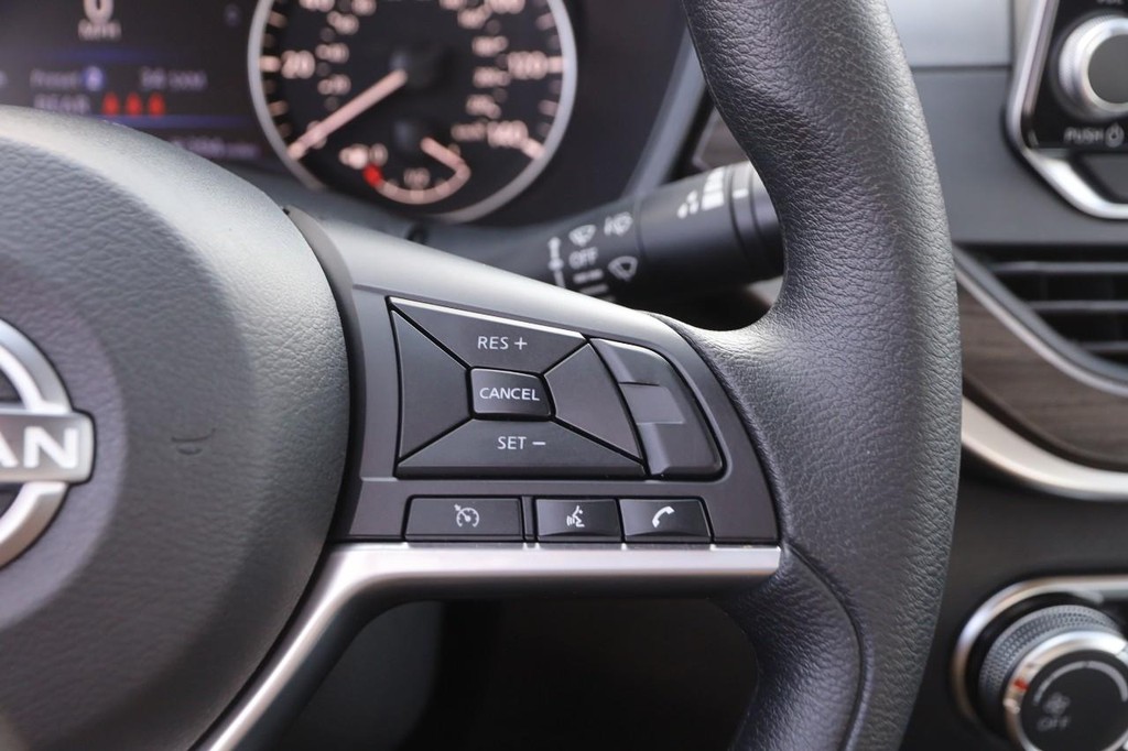 Nissan Altima Vehicle Image 12