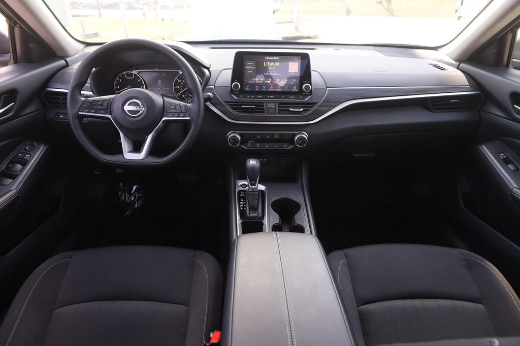 Nissan Altima Vehicle Image 19