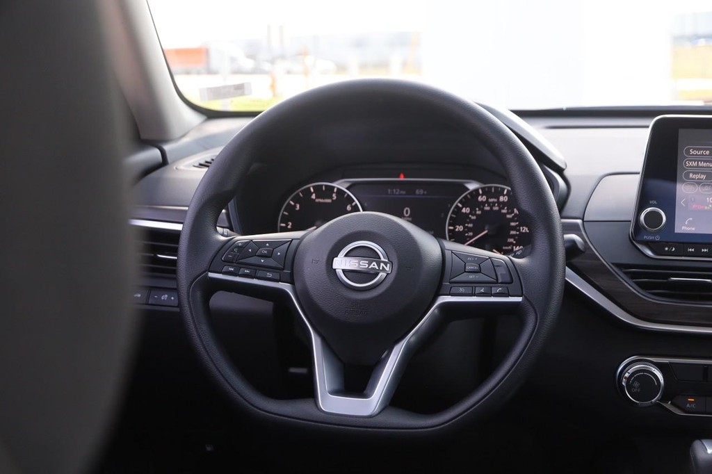 Nissan Altima Vehicle Image 21