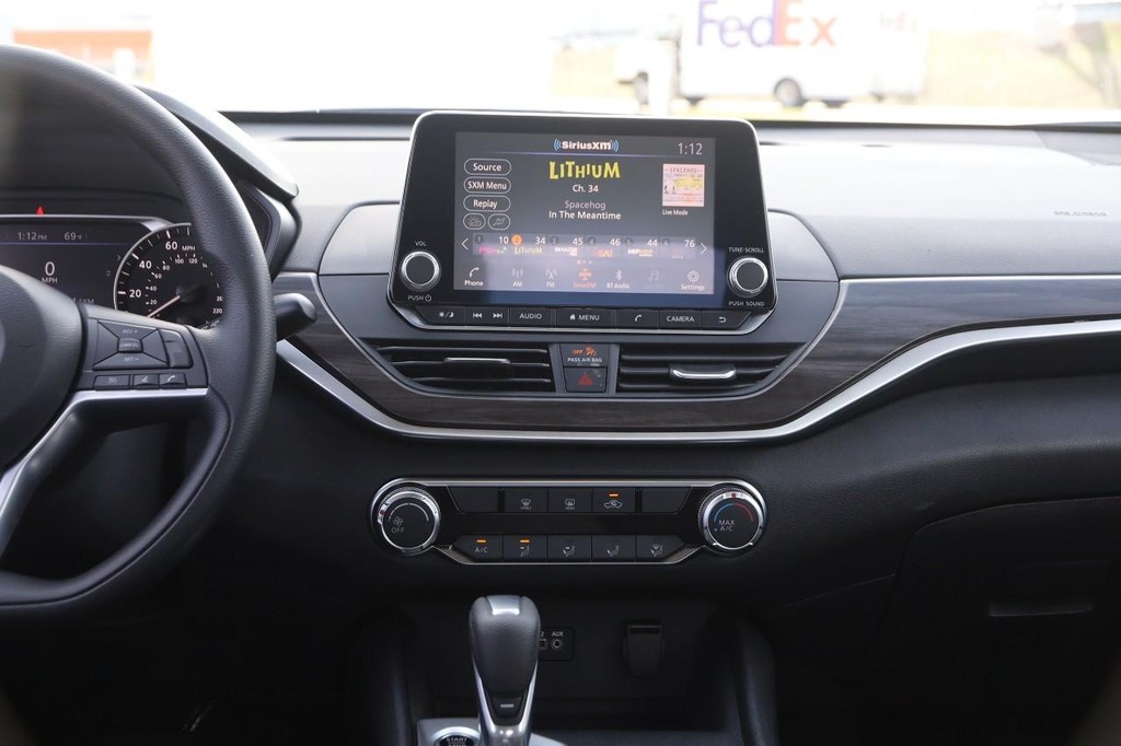 Nissan Altima Vehicle Image 22