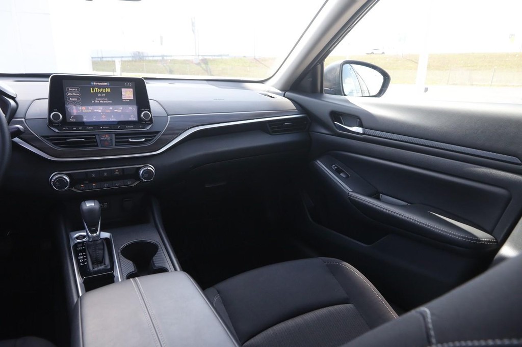 Nissan Altima Vehicle Image 23