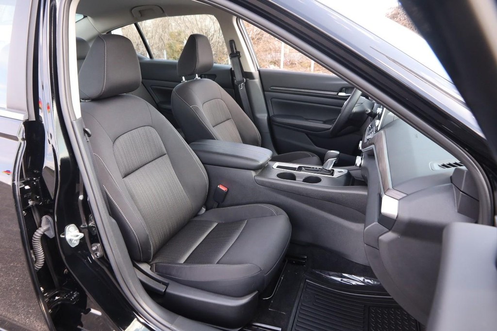 Nissan Altima Vehicle Image 24