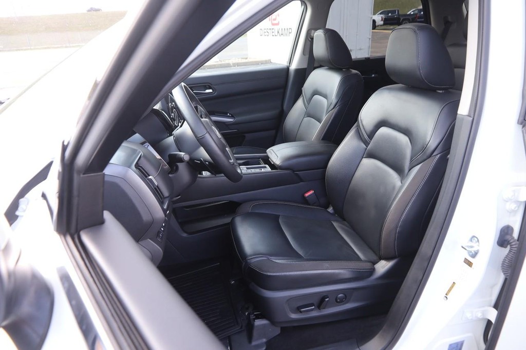 Nissan Pathfinder Vehicle Image 10