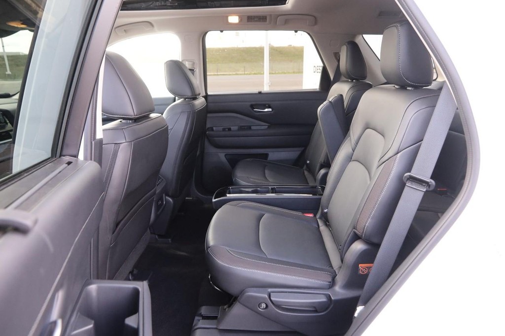 Nissan Pathfinder Vehicle Image 11