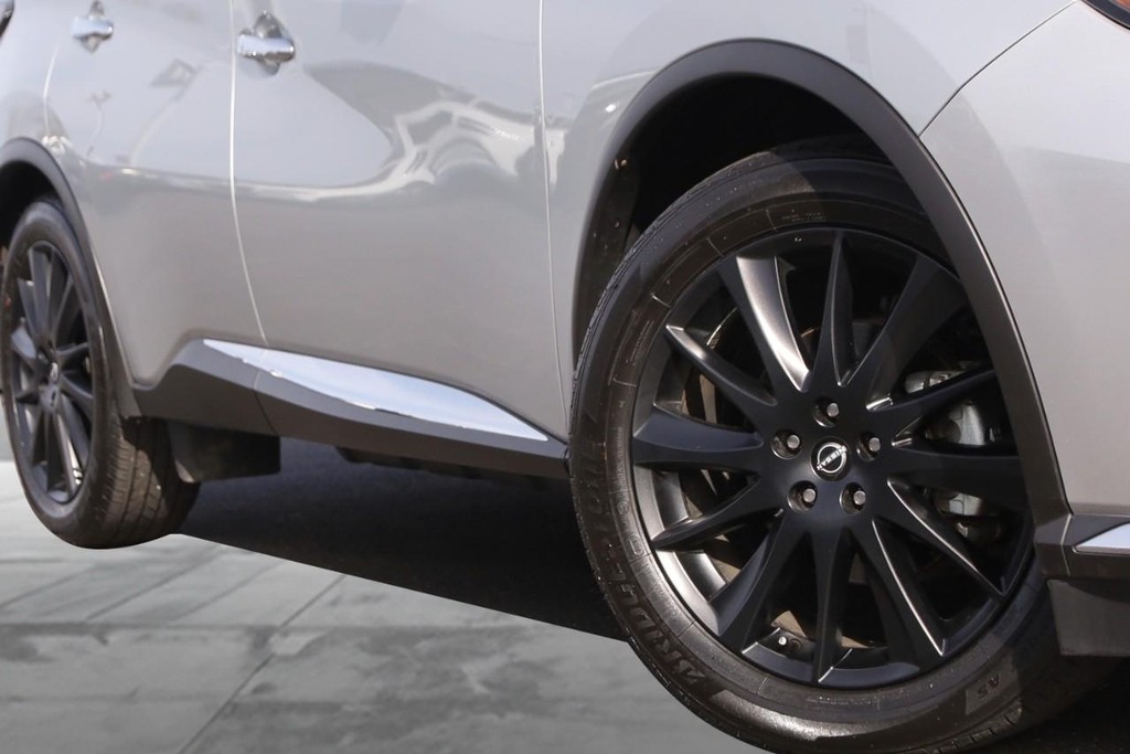 Nissan Murano Vehicle Full-screen Gallery Image 3