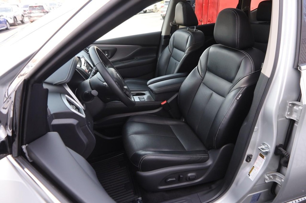 Nissan Murano Vehicle Full-screen Gallery Image 10