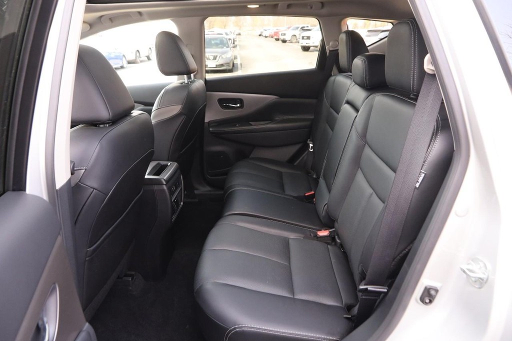 Nissan Murano Vehicle Full-screen Gallery Image 11