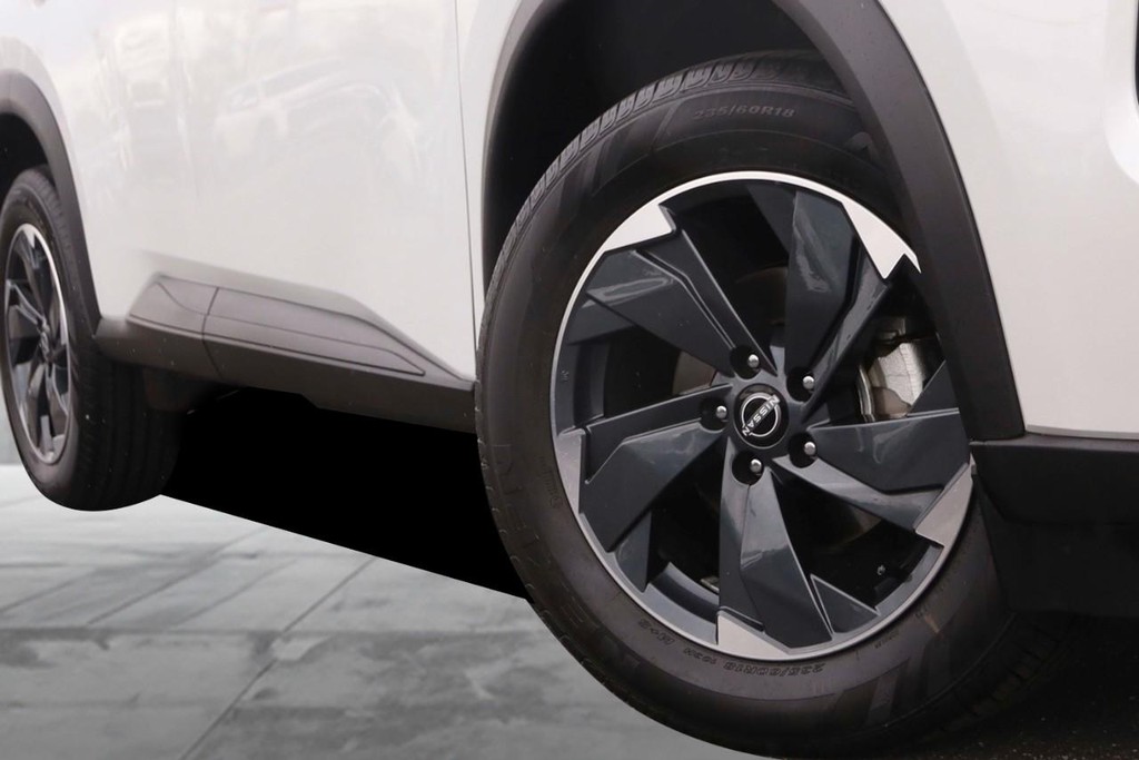 Nissan Rogue Vehicle Full-screen Gallery Image 3