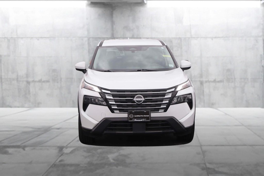 Nissan Rogue Vehicle Full-screen Gallery Image 4