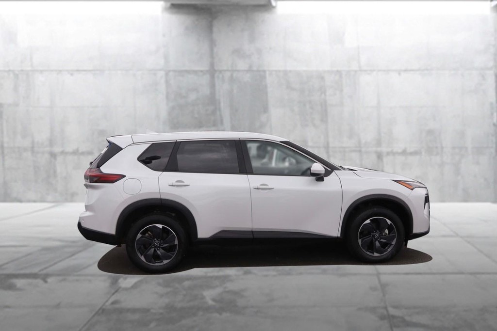 Nissan Rogue Vehicle Full-screen Gallery Image 5