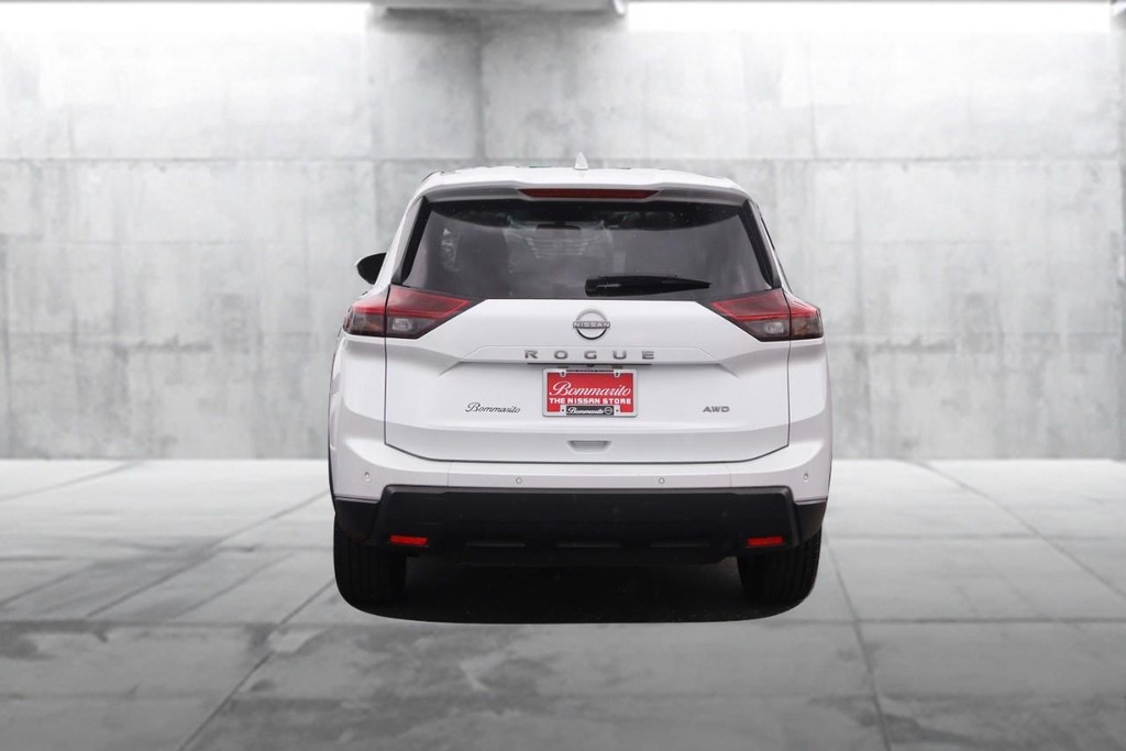 Nissan Rogue Vehicle Full-screen Gallery Image 6