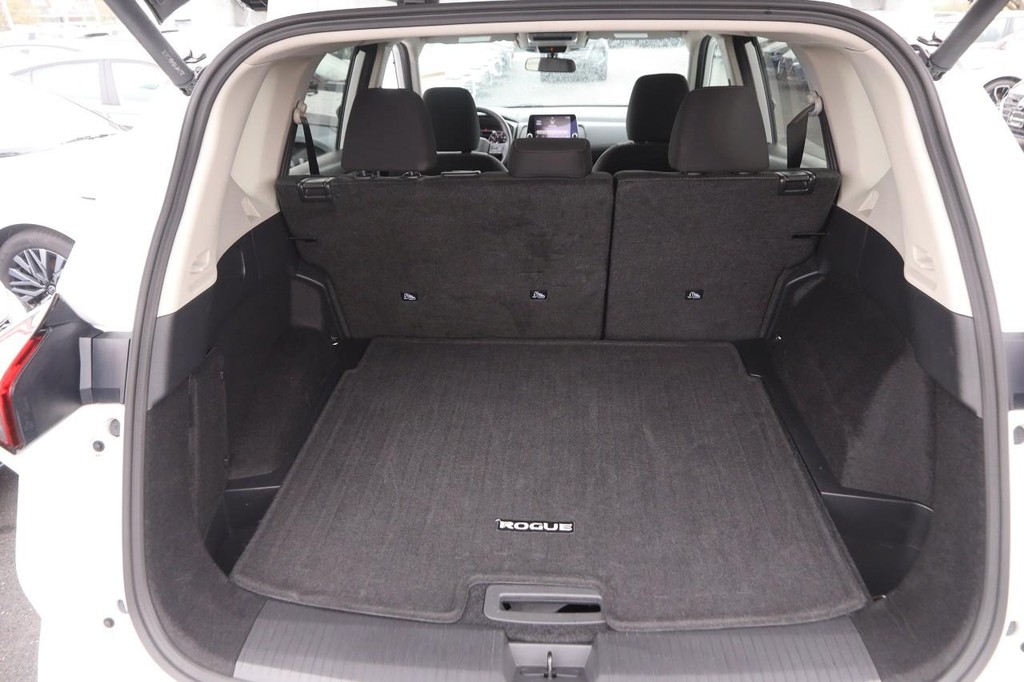 Nissan Rogue Vehicle Full-screen Gallery Image 7