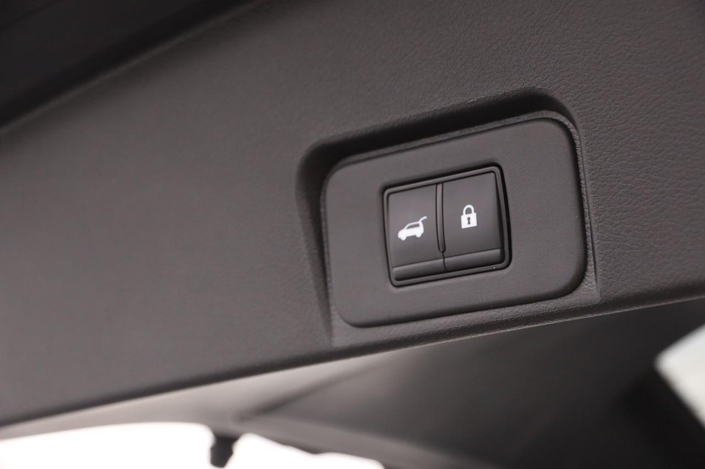 Nissan Rogue Vehicle Full-screen Gallery Image 8