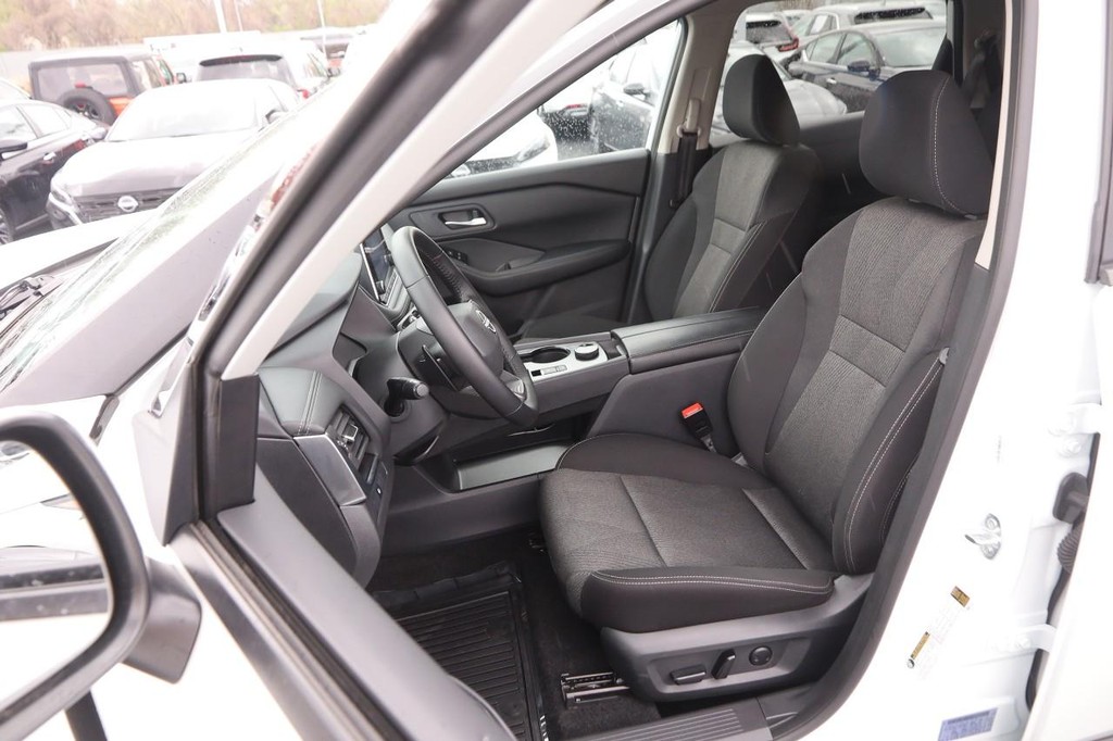 Nissan Rogue Vehicle Full-screen Gallery Image 9