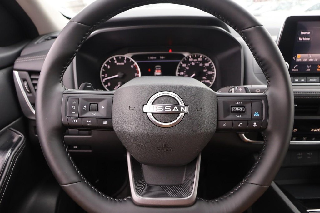 Nissan Rogue Vehicle Full-screen Gallery Image 11