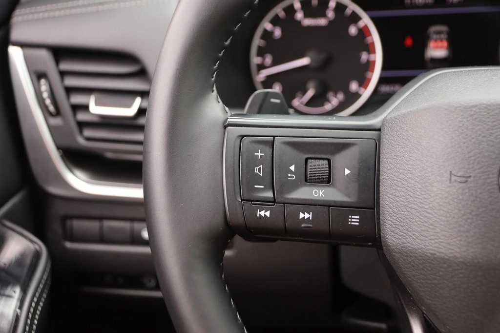 Nissan Rogue Vehicle Full-screen Gallery Image 12