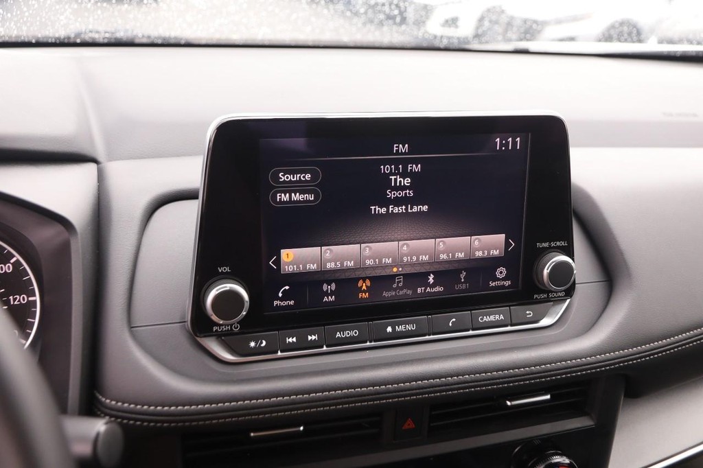 Nissan Rogue Vehicle Full-screen Gallery Image 15