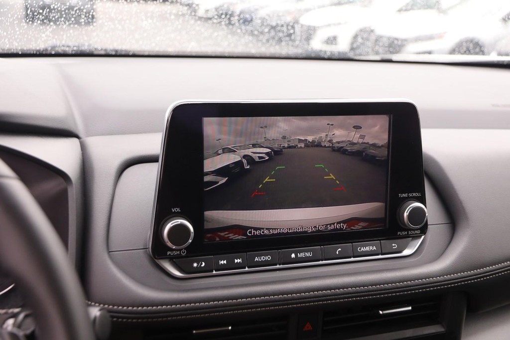 Nissan Rogue Vehicle Full-screen Gallery Image 16