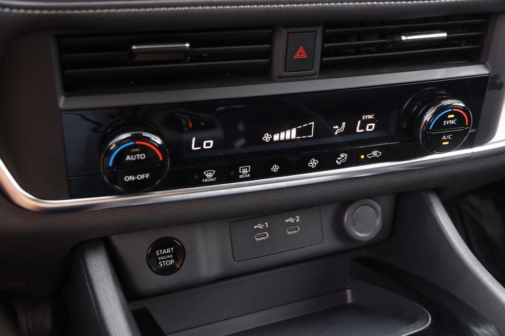 Nissan Rogue Vehicle Full-screen Gallery Image 17