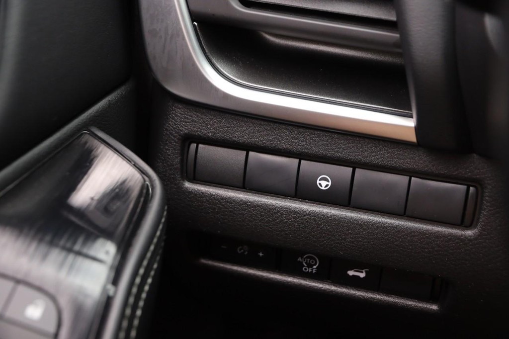 Nissan Rogue Vehicle Full-screen Gallery Image 19