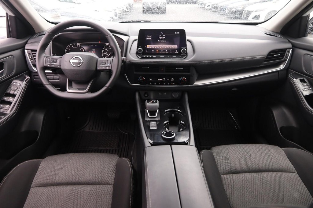Nissan Rogue Vehicle Full-screen Gallery Image 20