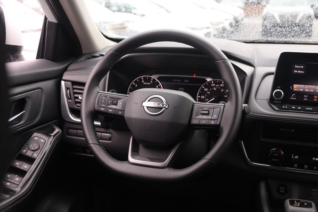 Nissan Rogue Vehicle Full-screen Gallery Image 22