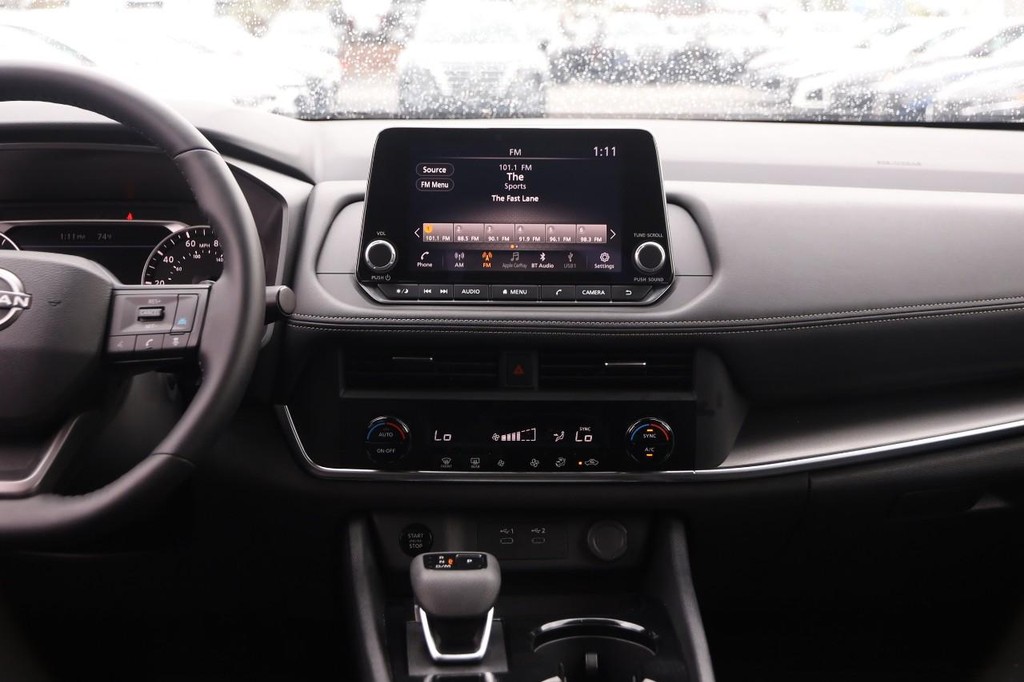 Nissan Rogue Vehicle Full-screen Gallery Image 23