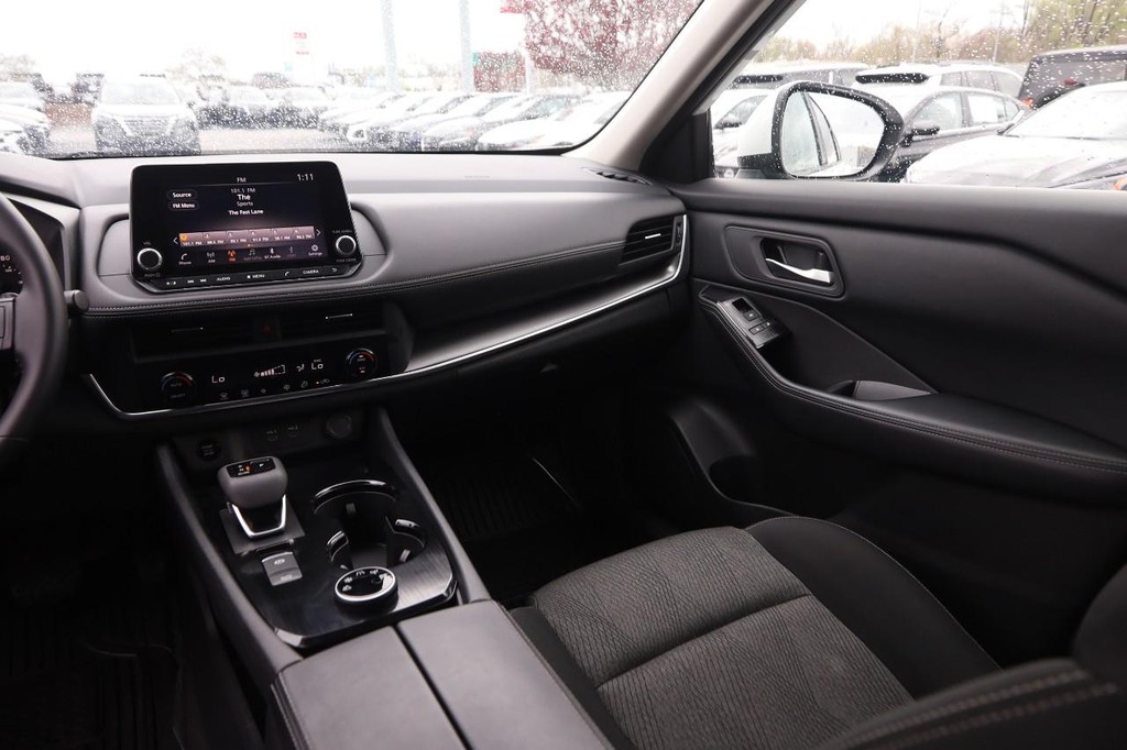 Nissan Rogue Vehicle Full-screen Gallery Image 24