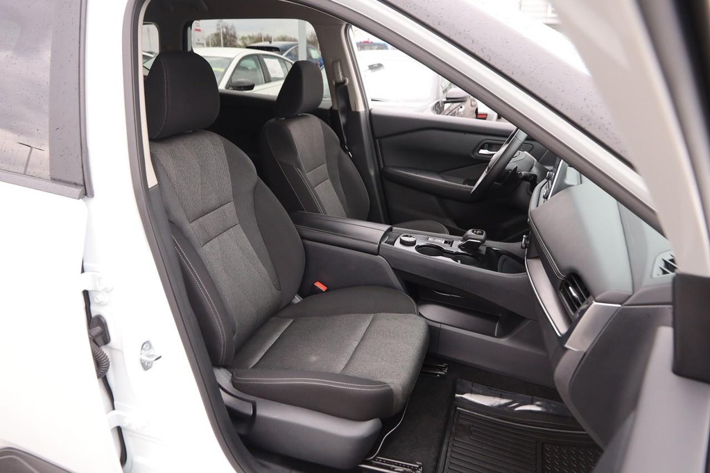 Nissan Rogue Vehicle Full-screen Gallery Image 25