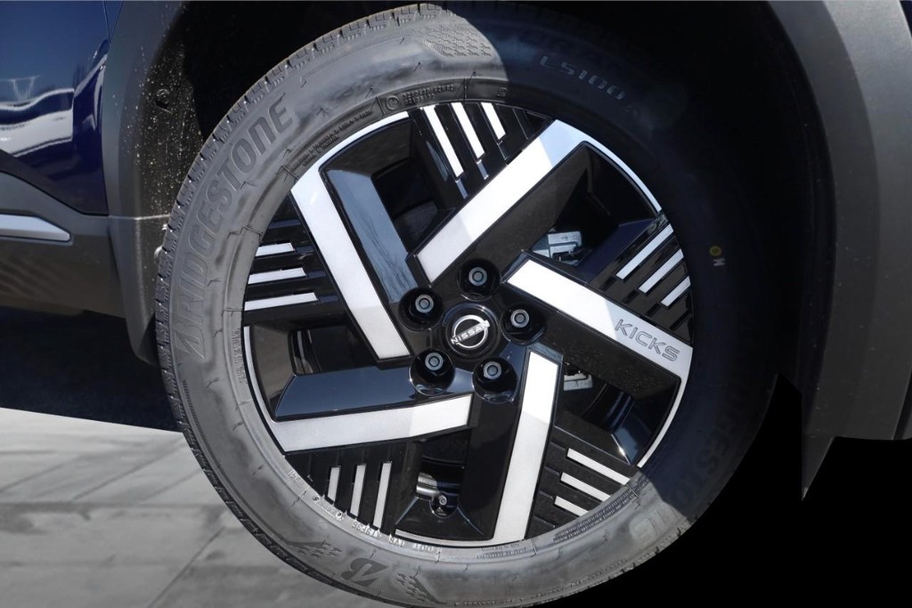 Nissan Kicks Vehicle Image 03