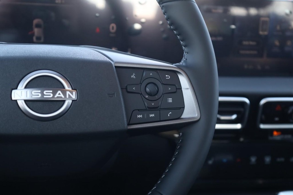 Nissan Sentra Vehicle Image 09