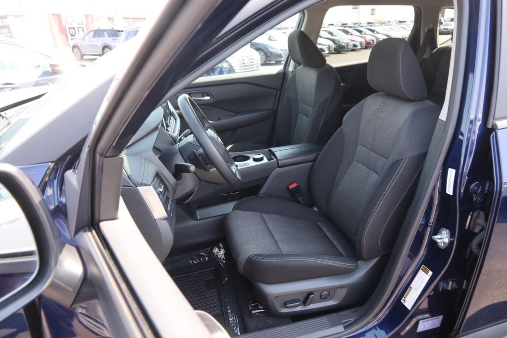 Nissan Rogue Vehicle Image 09