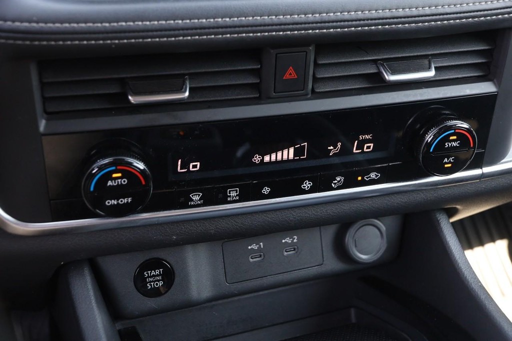 Nissan Rogue Vehicle Image 18