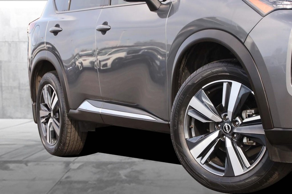 Nissan Rogue Vehicle Full-screen Gallery Image 3