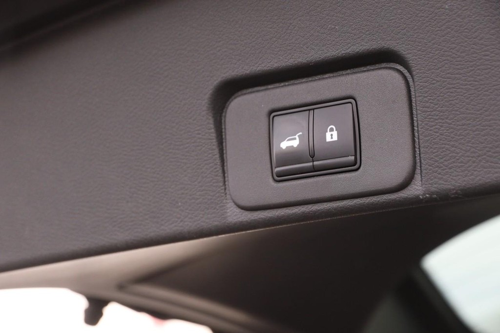 Nissan Rogue Vehicle Full-screen Gallery Image 8